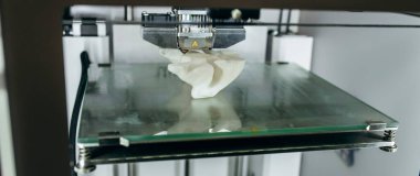 İş sırasında üç boyutlu elektronik plastik yazıcı