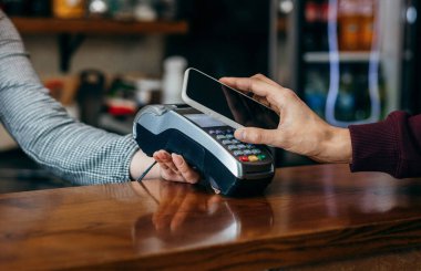 Kafede akıllı telefonla ödeme işlemi