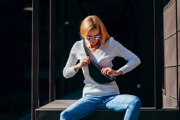 Şehirde Gözlüklü Bel Çantalı Şık Bir Kız — Stok fotoğraf