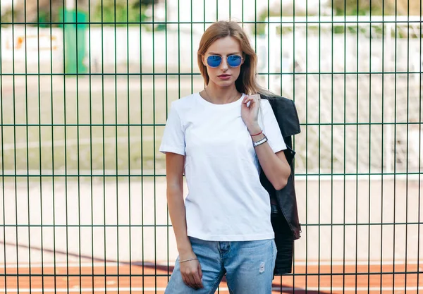 Chica Rubia Con Camiseta Gafas Posando Contra Calle Estilo Ropa — Foto de Stock