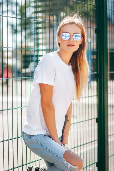 Ξανθιά Κοπέλα Που Φοράει Shirt Και Γυαλιά Που Ποζάρουν Ενάντια — Φωτογραφία Αρχείου