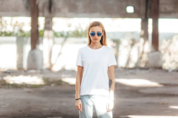 Chica Con Camiseta Gafas Posando Contra Calle Estilo Ropa Urbana — Foto de Stock