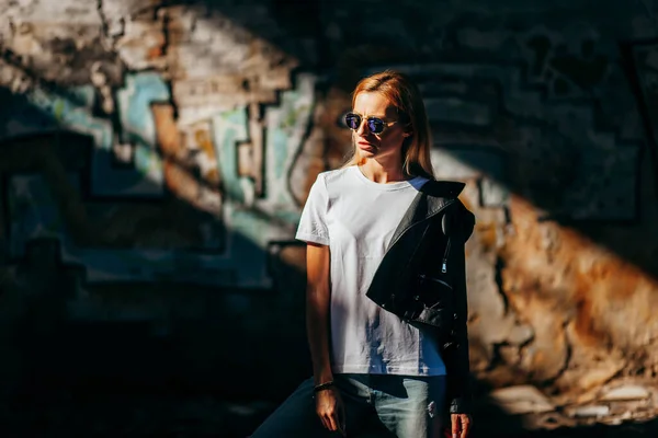 Tişört Giyen Gözlüklü Deri Ceketli Sokak Ortasında Poz Veren Bir — Stok fotoğraf