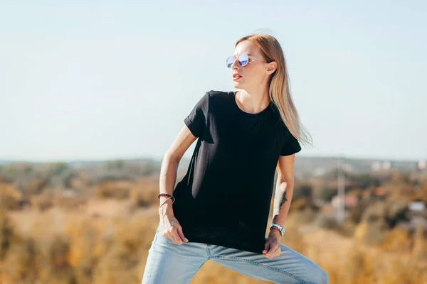 Tylish Blonde Girl Wearing Black Shirt Glasses Posing Street Urban — Stock Photo, Image