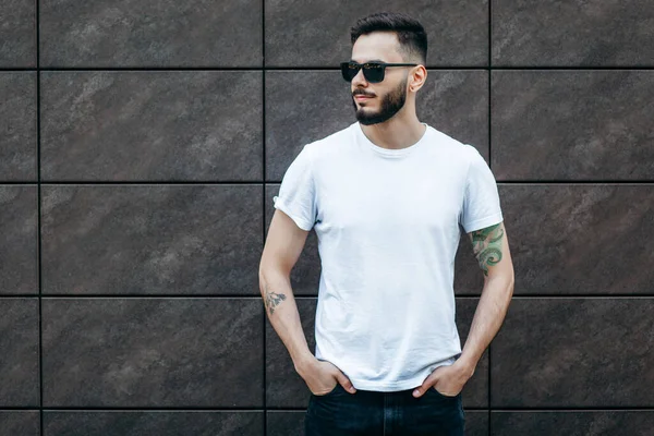 Jeune Homme Élégant Avec Une Barbe Dans Shirt Blanc Des — Photo