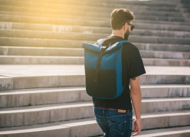 Güneş gözlüğü takan erkek gezginler yaz tatillerinde şehirde seyahat ederler..