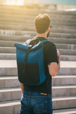 Güneş gözlüğü takan erkek gezginler yaz tatillerinde şehirde seyahat ederler..