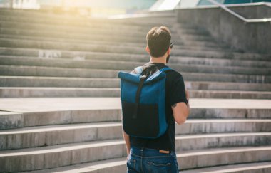 Güneş gözlüğü takan erkek gezginler yaz tatillerinde şehirde seyahat ederler..