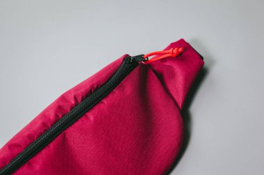 Beyaz arka plan izolasyonunda kırmızı muz dolu bel çantası