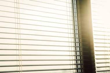 Modern plastik Shutter Jalousie güneş ışığıyla dolu bir odada