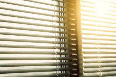 Modern plastik Shutter Jalousie güneş ışığıyla dolu bir odada