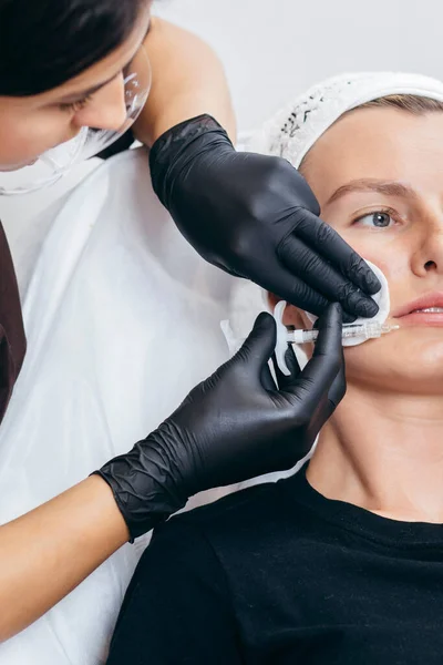 Médico Guantes Que Inyecciones Mujer Los Labios — Foto de Stock