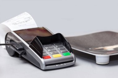 Banka kartı kullanılarak yapılan ödeme için nakit olmayan ödeme terminali masadaki mağazada yer alır