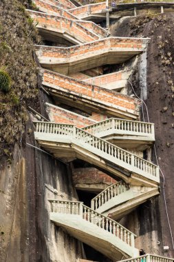 Bir görünümünü zig zag merdiven kayada, Guatape, Colombia.