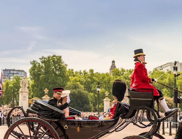 El cumpleaños de Queens Trooping el Color —  Fotos de Stock