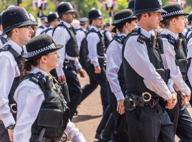 Londra. 9 Haziran 2018. Polis memurları rengi günlerdir, Queens Doğum günü kutlamaları sırasında büyük bir grup bir görünümünü