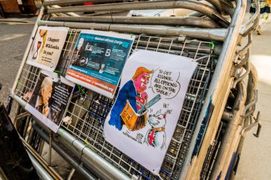 Julian Assange işaretlere protesto