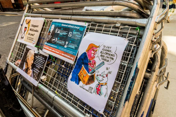 Protest signs for Julian Assange — Stock Photo, Image