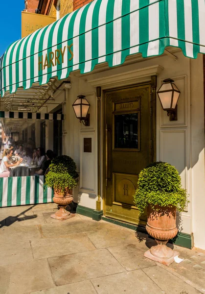 Harry morgans Knightsbridge içinde