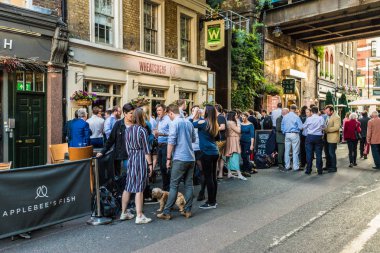 iş içkiden sonra Londra'da