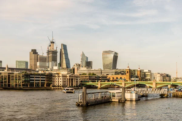 Paisaje urbano de Londres desde el río Támesis —  Fotos de Stock