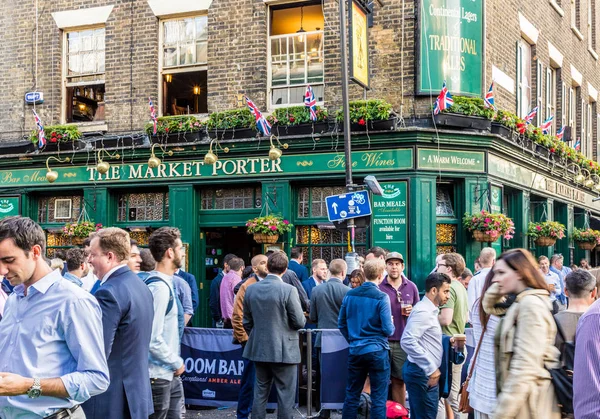 iş içkiden sonra Londra'da
