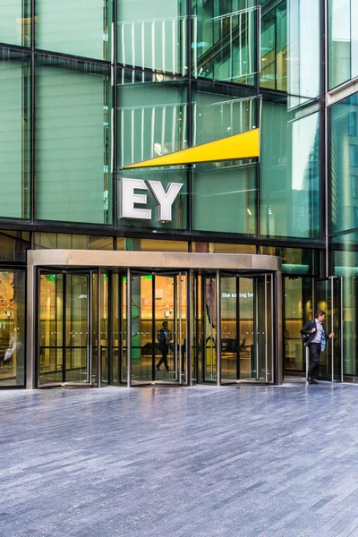 EY accountants and consultants in london — Stock Photo, Image