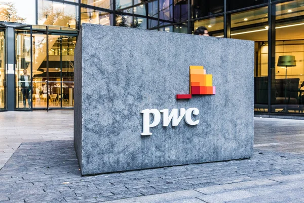 PwC-accountants en adviseurs in Londen — Stockfoto