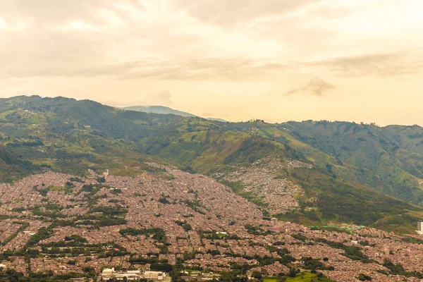 Medellin Kolombiya üzerinden yüksek up görünümünden.