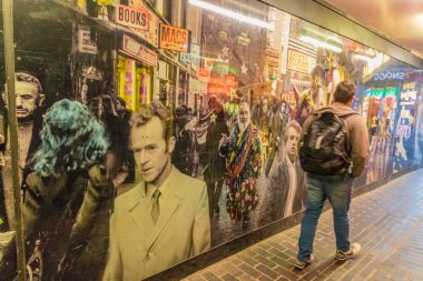 Londra. Mayıs 2018. Londra'nın Soho mahkemede Walkers inşaat panosu bir görünüm.