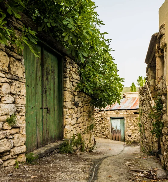 Geleneksel köy Omodos Kıbrıs'ta bir görünümde.