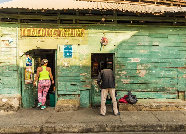 Uma vista típica na cidade velha em getsemani em Cartagena colômbia — Fotografia de Stock