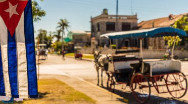 Varadero, Küba. Ocak 2018. Tipik görünümü Varadero Küba'da bir at taksi arabası ve xa Küba bayrağı