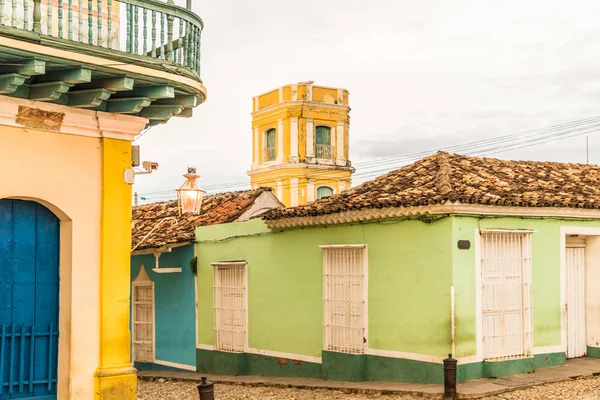 Una vista típica de la plaza Mayor en trinidad en Cuba . — Foto de Stock