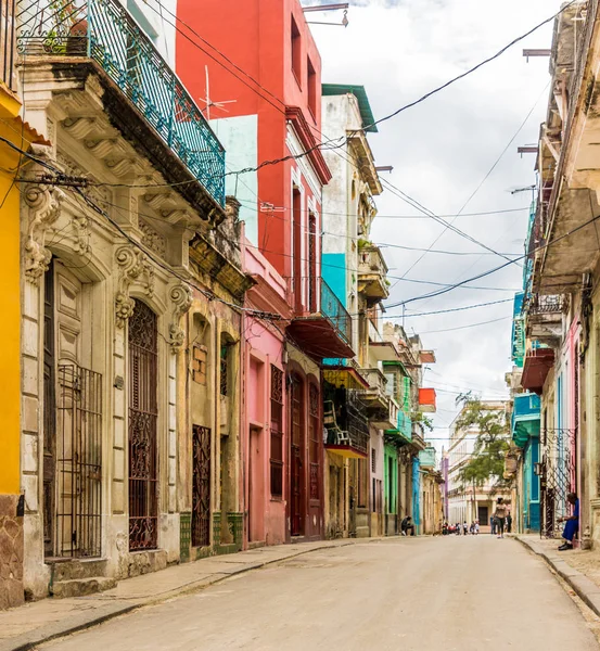 Μια τυπική προβολή στο κέντρο της Αβάνας στην Κούβα — Φωτογραφία Αρχείου