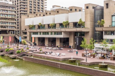 Londra'da barbican alanında tipik bir görünüm