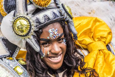 Notting Hill Karnaval sırasında renkli katılımcılar