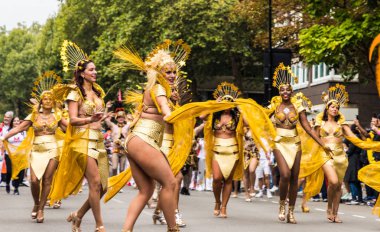 Notting Hill Karnaval sırasında renkli katılımcılar