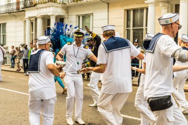 Notting Hill Karnaval sırasında renkli katılımcılar