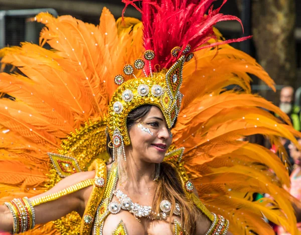 Participantes coloridos durante o Carnaval de Notting Hill — Fotografia de Stock