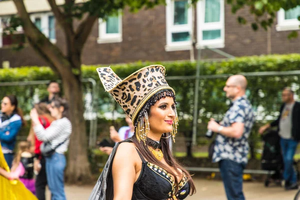 Красочные участники карнавала Ноттинг-Хилл — стоковое фото