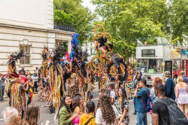 Notting Hill Karnaval sırasında renkli katılımcılar