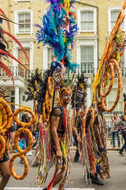 Notting Hill Karnaval sırasında renkli katılımcılar
