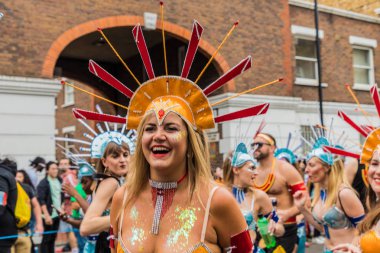 Notting Hill Karnaval sırasında renkli katılımcılar