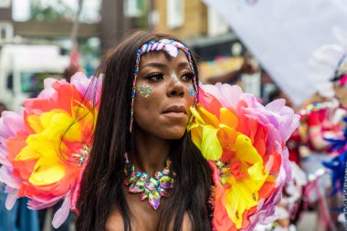 Notting Hill Karnaval sırasında renkli katılımcılar