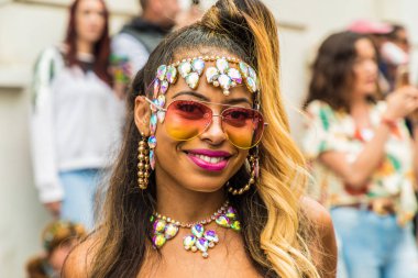 Notting Hill Karnaval sırasında renkli katılımcılar