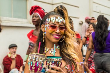 Notting Hill Karnaval sırasında renkli katılımcılar