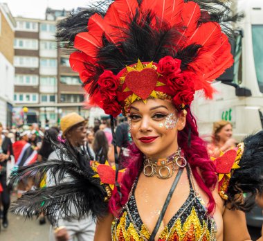 Notting Hill Karnaval sırasında renkli katılımcılar