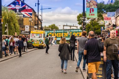 Camden Market Londra'daki tipik bir görünüm