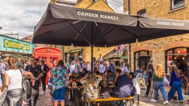 Camden Market Londra'daki tipik bir görünüm